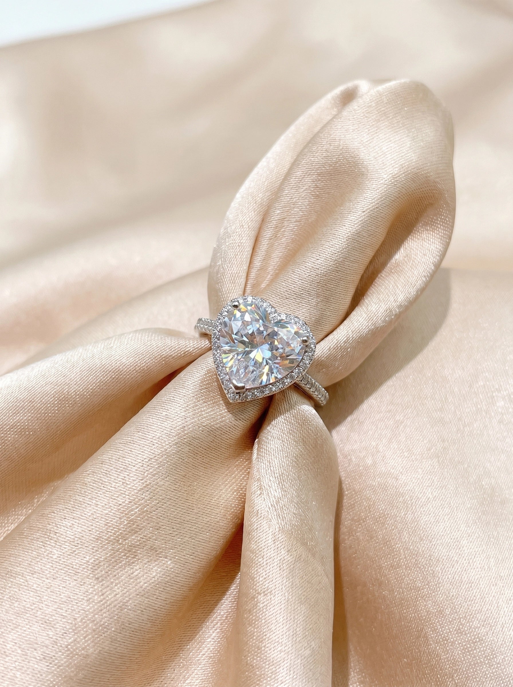 Heart Cut Crystal Ring for Women – Sparkling Halo Heart Ring, Romantic Statement Ring, Silver Promise Ring, Elegant Gift for Her, Bridal Jewelry