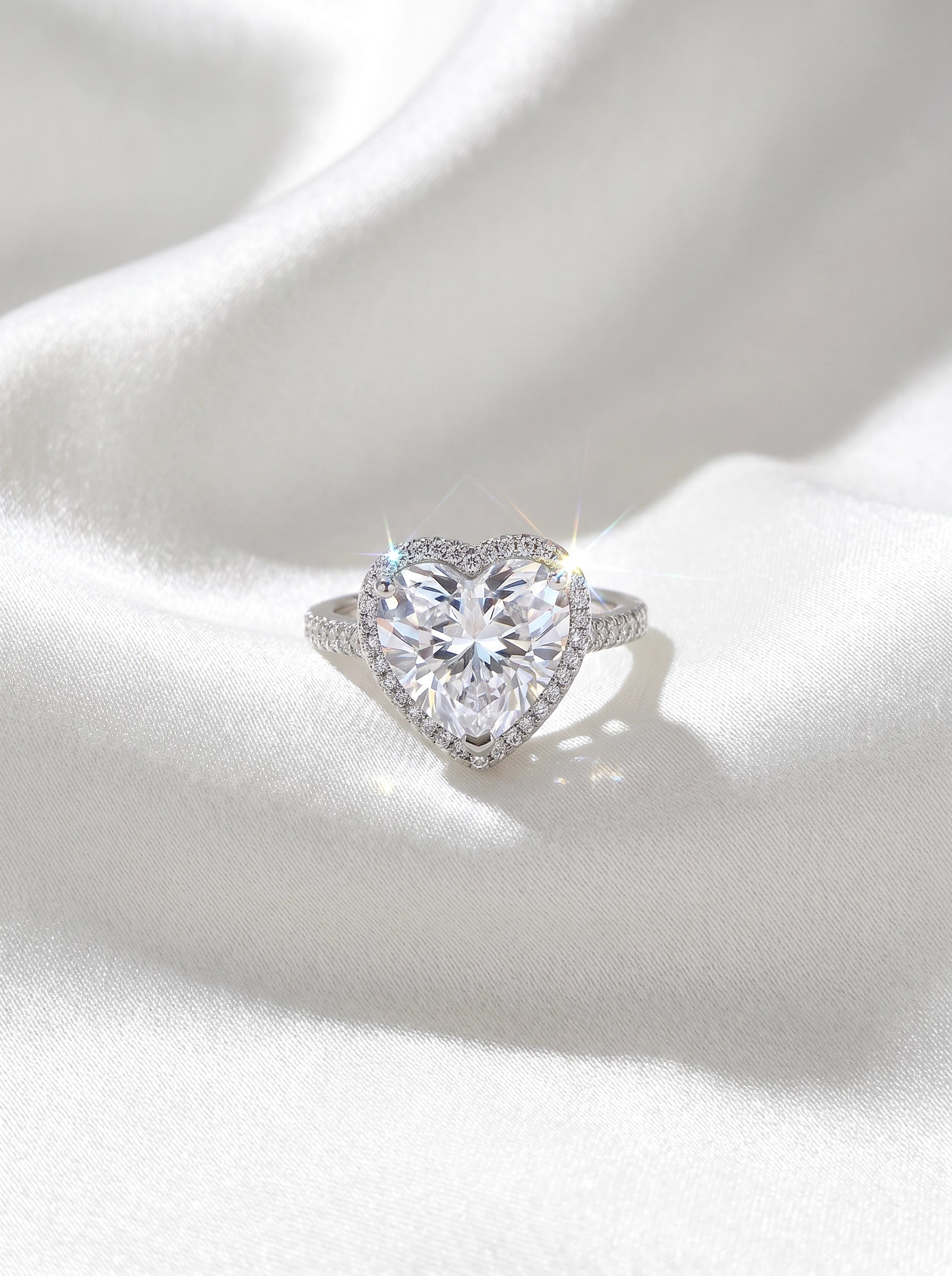 Heart Cut Crystal Ring for Women – Sparkling Halo Heart Ring, Romantic Statement Ring, Silver Promise Ring, Elegant Gift for Her, Bridal Jewelry